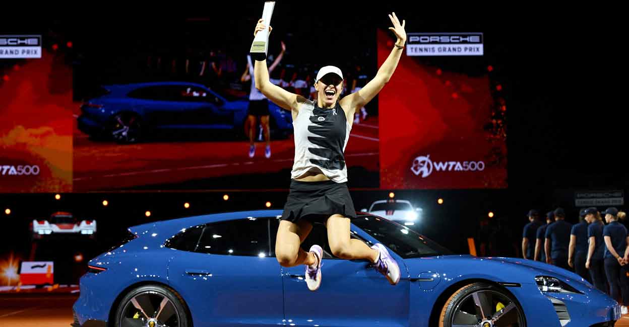 Iga Swiatek celebrates with the trophy. Photo: Reuters/Angelika Warmuth