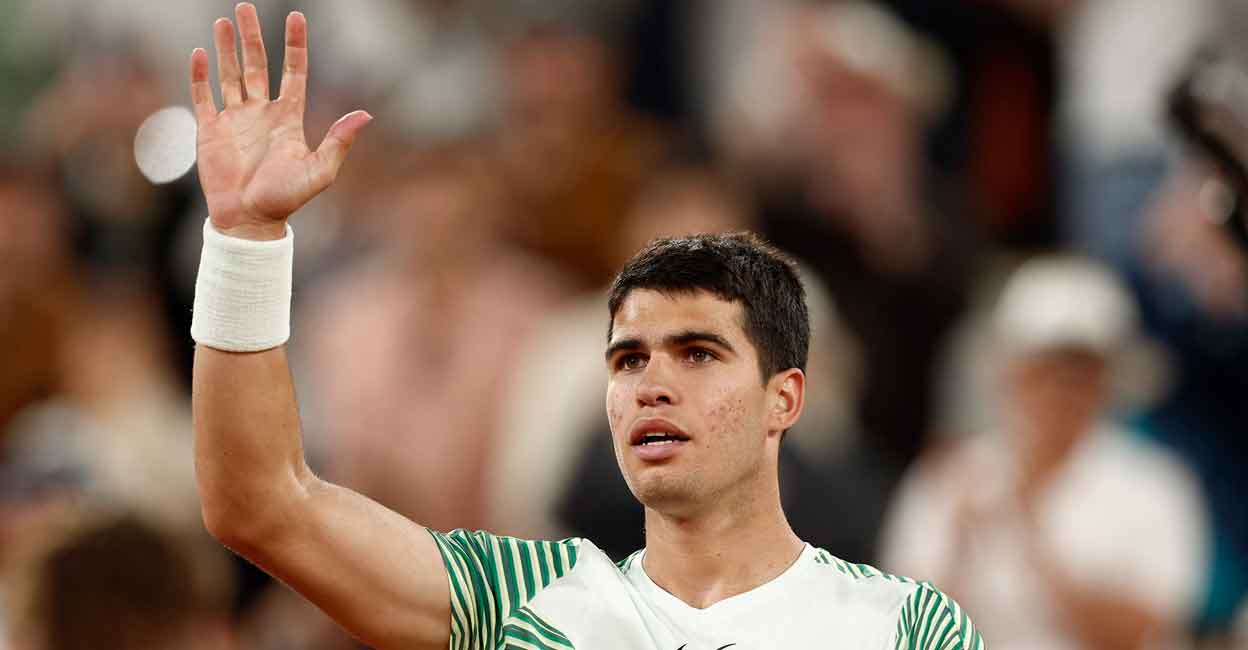 Carlos Alcaraz celebrates after entering the semifinals. Photo: Reuters/Benoit Tessier