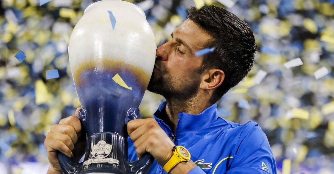 Novak Djokovic (SRB) kisses the Rookwood Cup after the victory over Carlos Alcaraz (ESP). Photo: Reuters