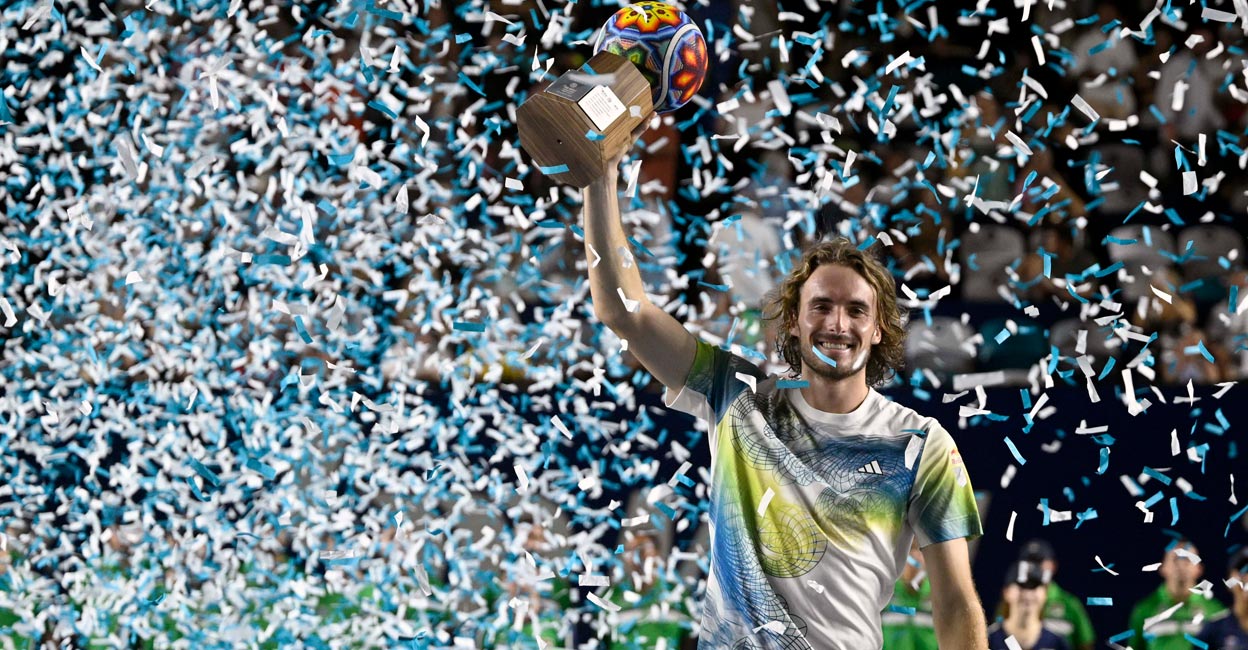 TENNIS-ATP-MEX-LOS CABOS Stefanos Tsitsipas celebrates with the trophy. Photo: AFP/Alfredo Estrella