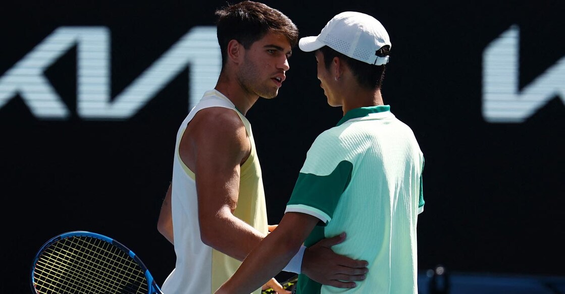 Carlos Alcaraz greets Shang Juncheng after the match. Photo: Reuters/Edgar Su