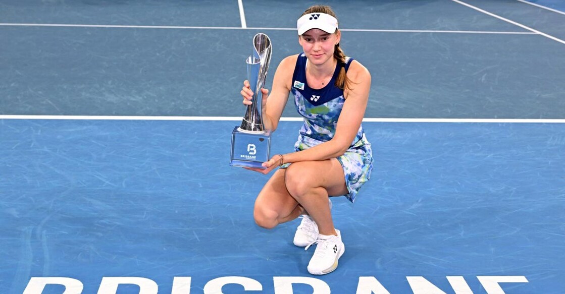 Elena Rybakina poses with the winner's trophy. Photo: AFP/William West
