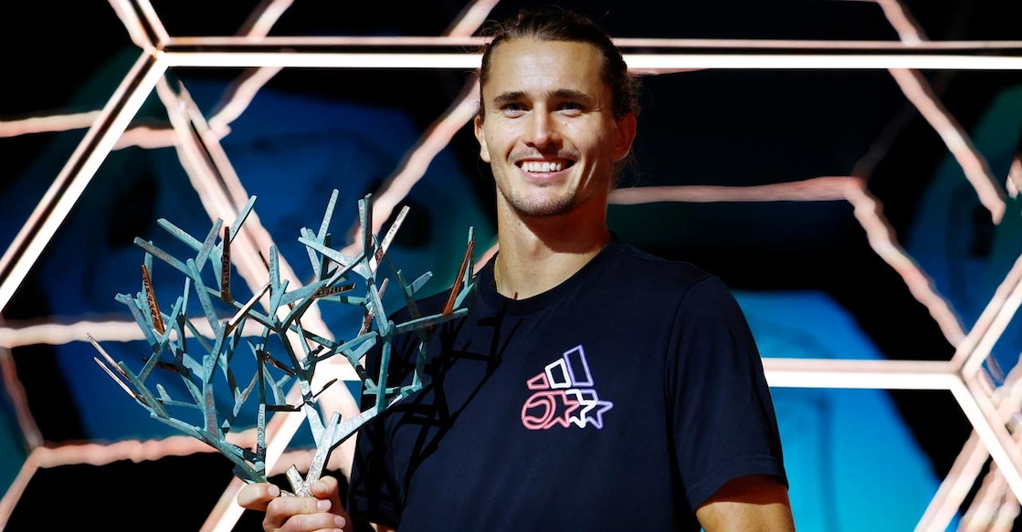 Alexander Zverev celebrates with the trophy. Photo: Reuters/Stephanie Lecocq