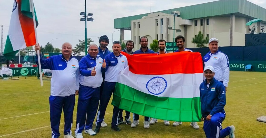 Indian players and support staff pose with the tricolour. Photo: PTI /Amanpreet Singh
