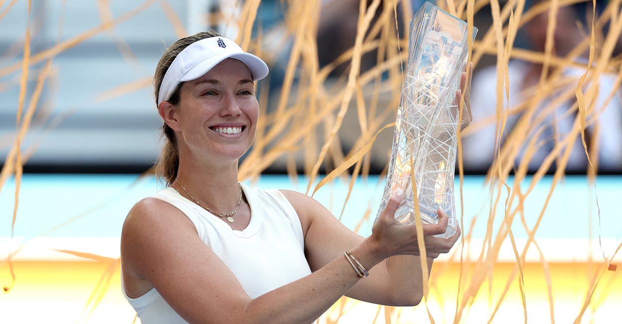 Danielle Collins holds aloft the trophy. Photo: AFP/Elsa