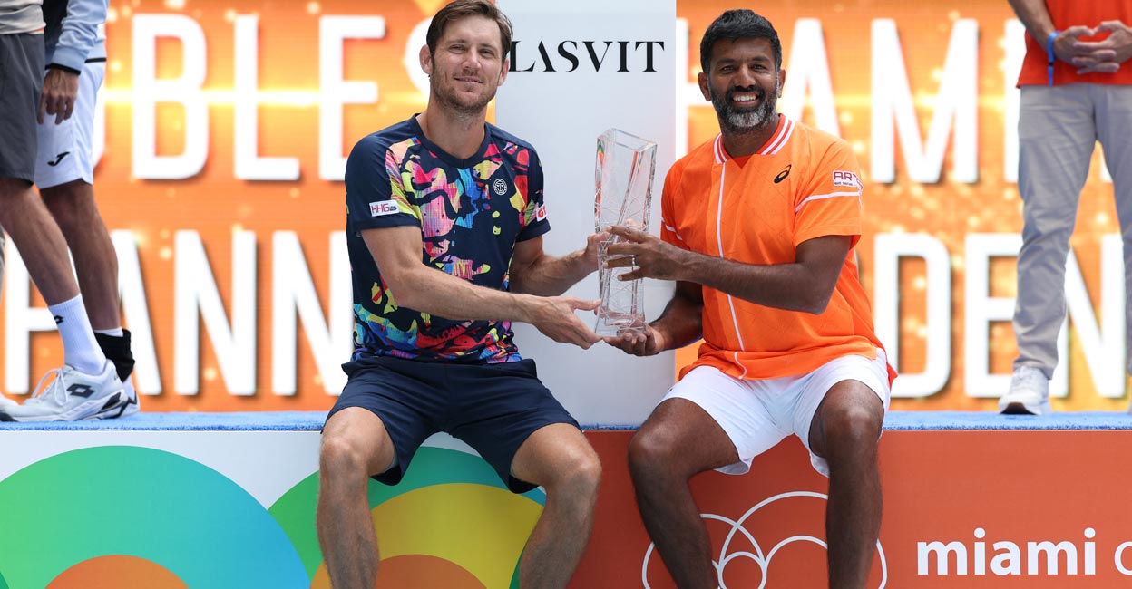 Matthew Ebden and Rohan Bopanna pose with the trophy. Photo: AFP/Elsa
