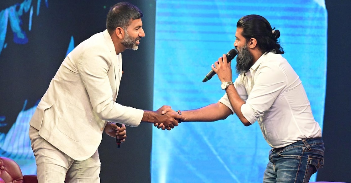 Rohan Bopanna and Vijay Yesudas greet each other. Photo: Manorama