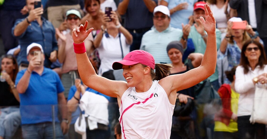Iga Swiatek celebrates her triumph. Photo: Reuters/Guglielmo Mangiapane