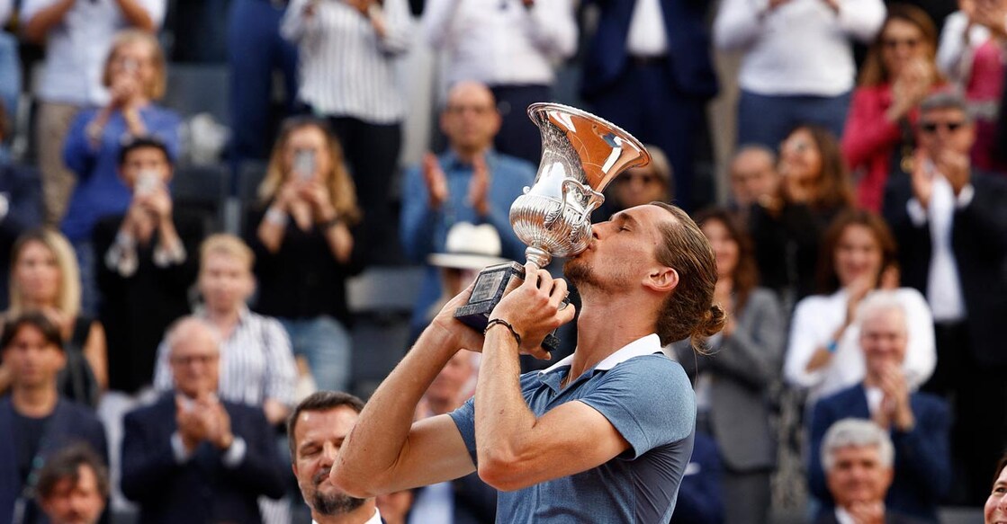 Alexander Zverev celebrates with the trophy. Photo: Reuters/Guglielmo Mangiapane