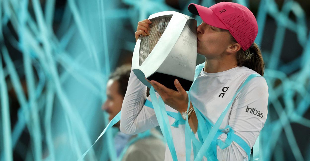 Iga Swiatek Iga Swiatek kises the trophy. Photo: AFP/Pierre-Philippe Marcou