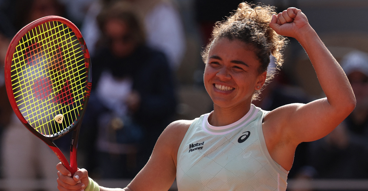 Italy's Jasmine Paolini celebrates after winning her women's singles semifinal match against Russia's Mirra Andreeva on Court Philippe-Chatrier on day twelve of the French Open tennis tournament at the Roland Garros Complex in Paris on June 6, 2024. Photo: AFP/ Alain Jocard
