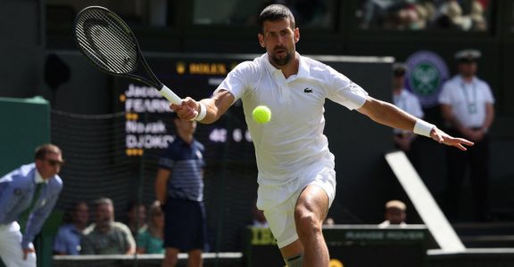 Wimbledon: Djokovic passes early test, Swiatek sails through