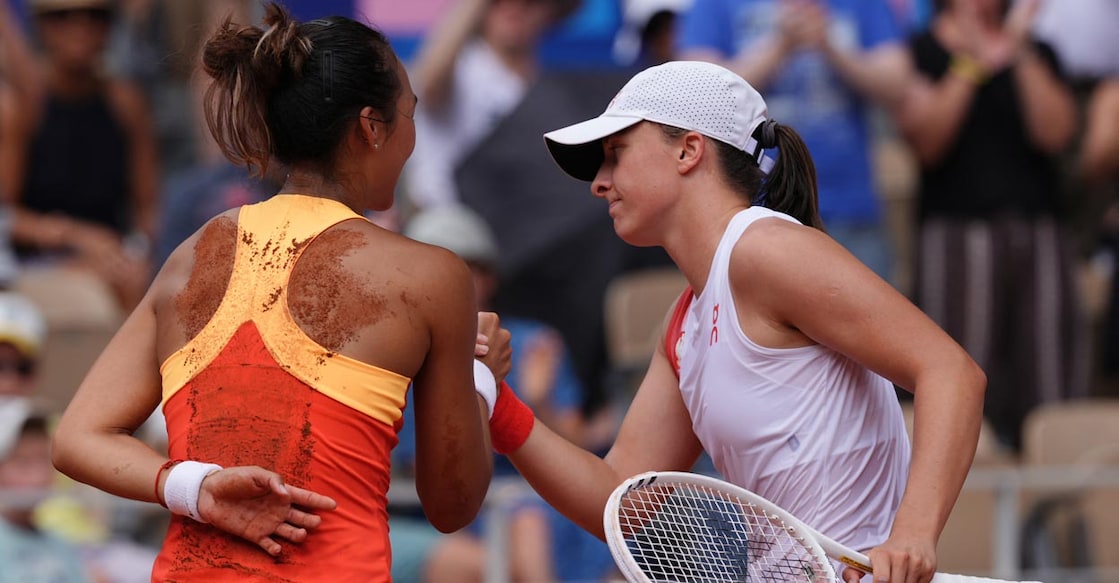 Zheng Qinwen shakes hands with Iga Swiatek. Photo: AFP/Dimitar Dilkoff