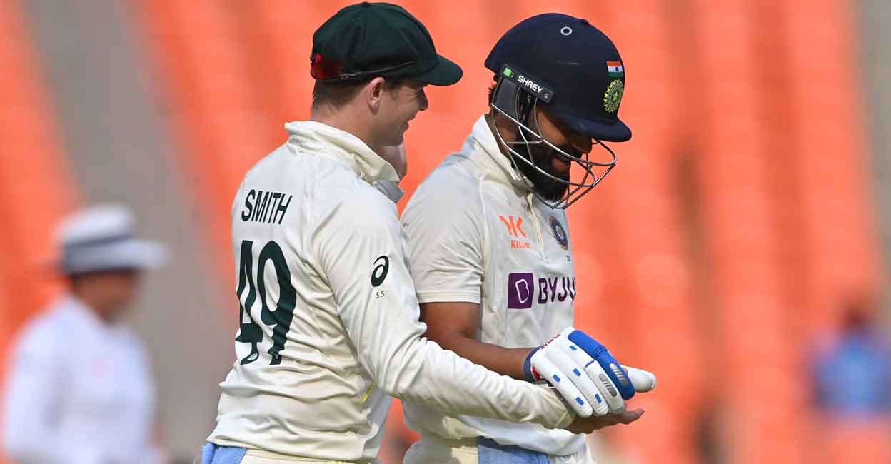 Steve Smith congratulates Virat Kohli on scoring 186 in the Ahmedabad Test. File photo: AFP/Punit Paranjpe 