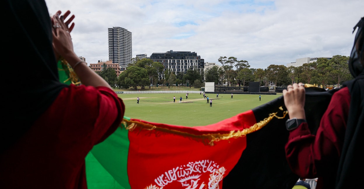 The fans will cheer on the flag of the former Afghanistan in the Republic of the New Islam during the Afghan Women's XI and Cricket games on January 30, 2025, a junction oval in Melbourne. Photo: AFP/Martin Keep