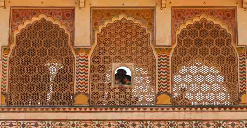INDIA/ Tourists visit at the Amber fort in Jaipur, capital of India's desert state of Rajasthan January 12, 2009. The structure known as Amber fort contains several spectacular buildings and is actually the palace built by the great conqueror Raja Man Singh I who ruled from 1590-1614 A.D. REUTERS/Vijay Mathur (INDIA)