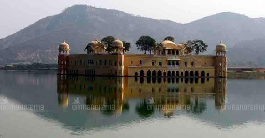 INDIA/ A general view of the "Jal Mahal" also known as "Water Palace" is seen in Jaipur, capital of India's desert state of Rajasthan January 12, 2009. The Jal Mahal was built by Sawai Pratap Singh in 1799 A.D. in the midst of the Man Sagar Lake and the lake was formed by constructing a dam between the two hills. REUTERS/Vijay Mathur (INDIA)
