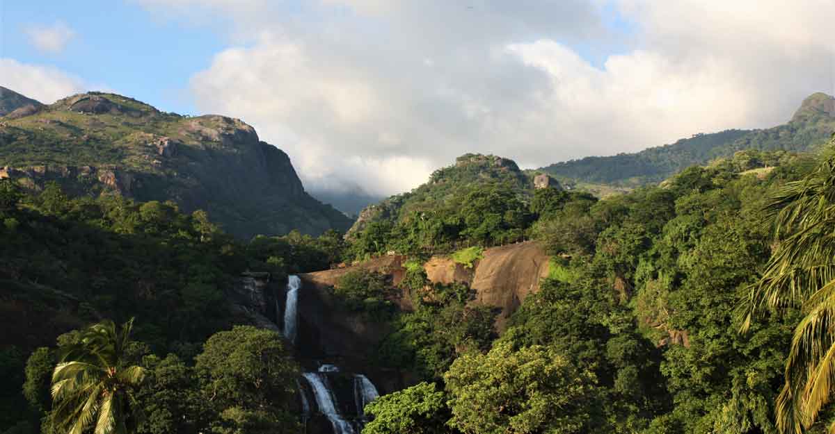 A train journey along the Punalur-Sengottai line to the land of waterfalls | Shutterstock
