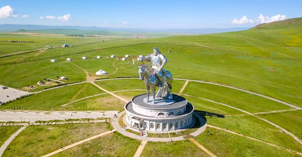 genghis-khan-statue-mongolia genghis-khan-statue-mongolia