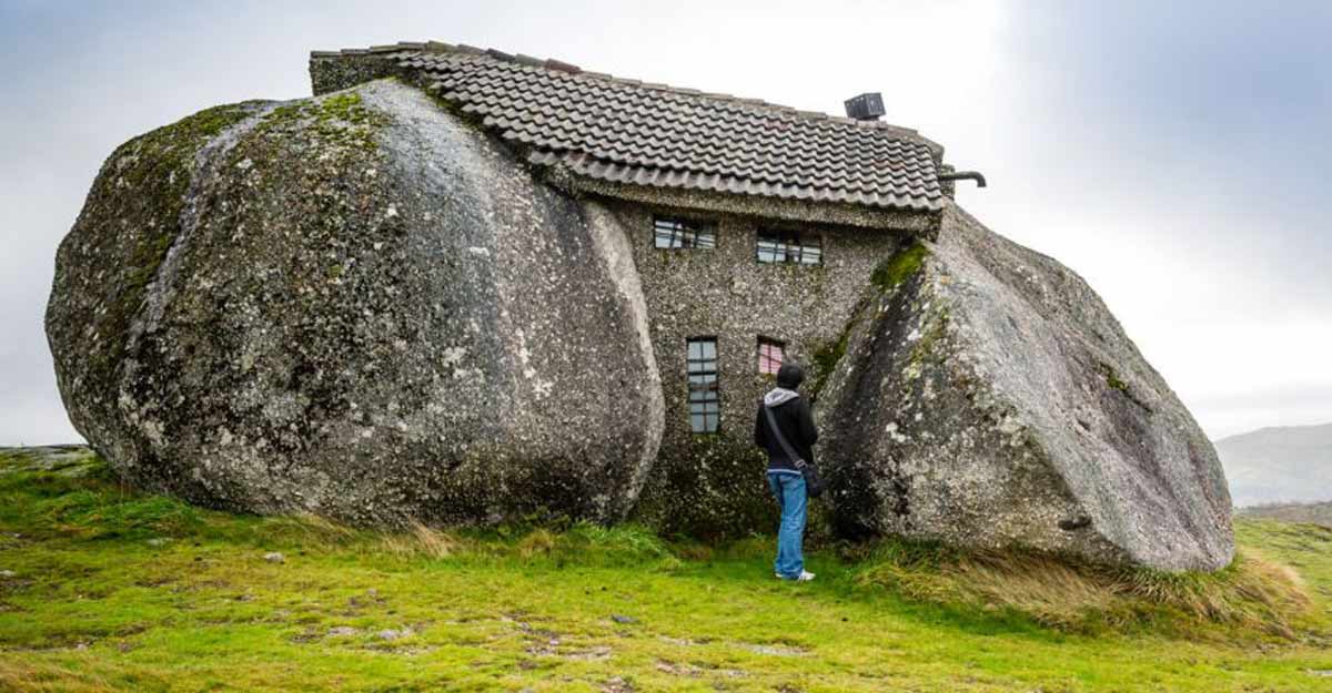 Casa do Penedo, a Portuguese house built between boulders