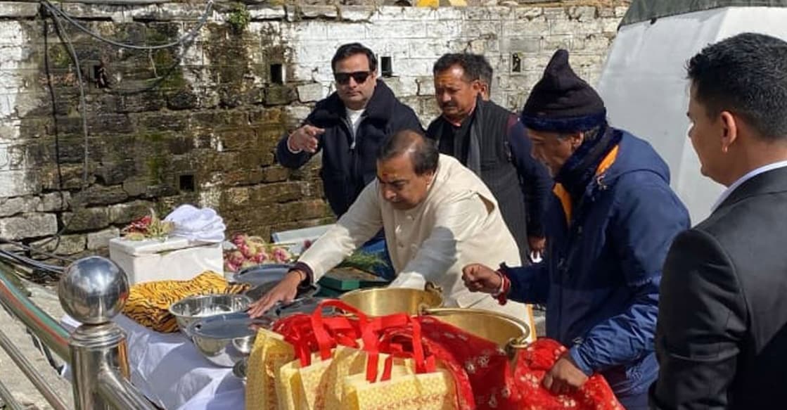 mukesh-ambani-kedarnath Mukesh Ambani offers his prayers at Kedarnath Temple. Photo: Instagram/varindertchawla