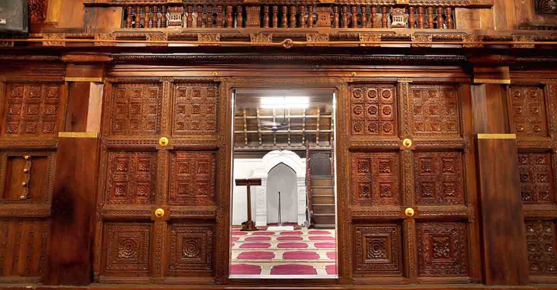 thazhathangadi-wood-work-walls