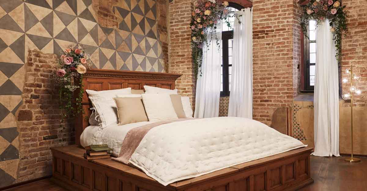 If youve ever romanticized about a love so true like Romeo and Juliet, then this is perfect for you. Travel leader Airbnb.com gives you and your special someone the opportunity to live out your fantasy with a night in Juliets home. No we arent kidding. For the first time ever, Juliets House in Verona, Casa di Giulietta, will welcome a modern a couple to stay on Valentines Day. If youve ever romanticized about a love so true like Romeo and Juliet, then this is perfect for you. Travel leader Airbnb.com gives you and your special someone the opportunity to live out your fantasy with a night in Juliets home. No we arent kidding. For the first time ever, Juliets House in Verona, Casa di Giulietta, will welcome a modern a couple to stay on Valentines Day.