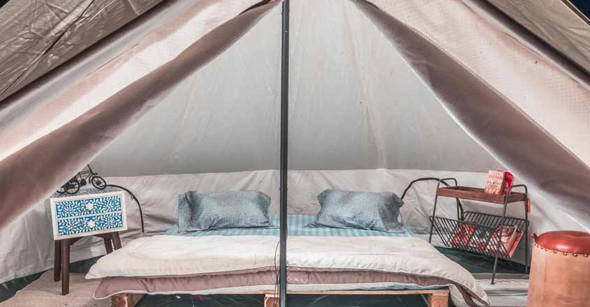 Camping Vs Glamping. Camping Vs Glamping.