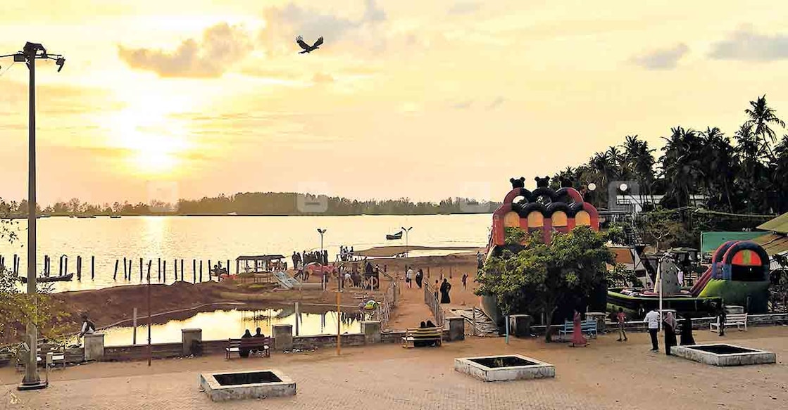 thalangara-corniche-food-court There would be twenty one food kiosks as part of the project in Thalangara. As of now, eight stores are open. Photo: Manorama