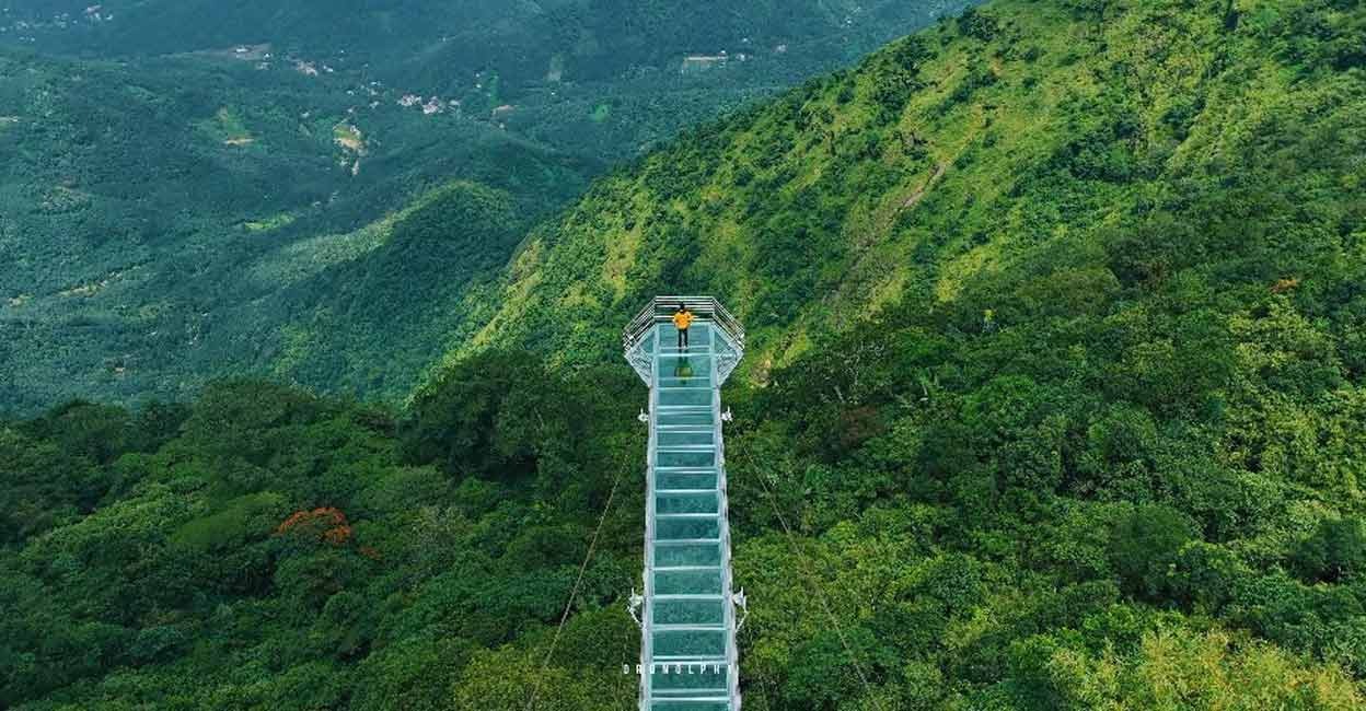 vagamon1-jpeg From the glass bridge at Kolahalamedu, visitors can relish the sights of even far-off places such as Mundakayam, Kuttikkal and Kokkayar. Photo: Capturedayz.com