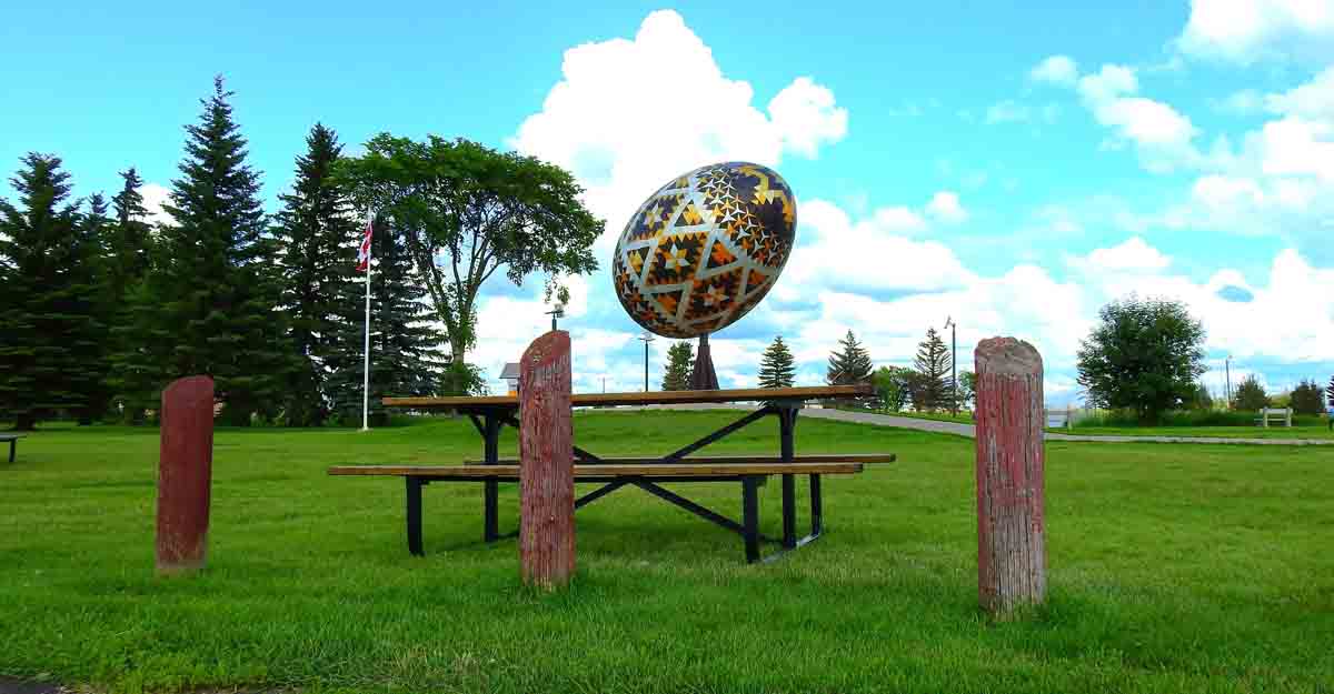egg-sculpture Vegreville, Alberta, Canada - July 2019: The Vegreville egg - a giant sculpture of a pysanka. A Ukrainian-style Easter egg. It is the second largest pysanka in the world.