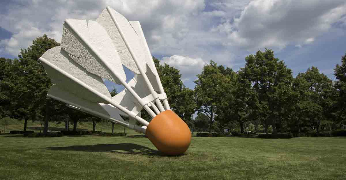 shuttle-cock-sculpture KANSAS CITY, MO - JULY 2: Claes Oldenburg and Coosje van Bruggen Shuttlecocks Collection at The Nelson-Atkins Museum of Aron on July 2, 2013 in Kansas City, Missouri.