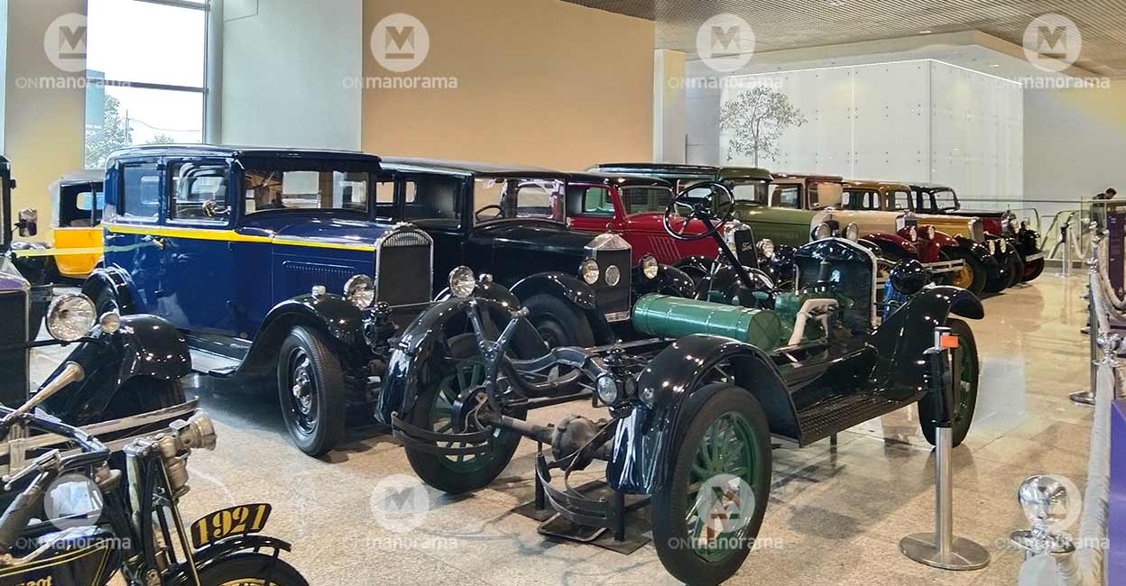 vintage-cars-at-domodedovo A treat awaits cargeeks at the Domodedovo Airport. Vintage automobiles are kept on the concourse where the airline check-in counters are located.
