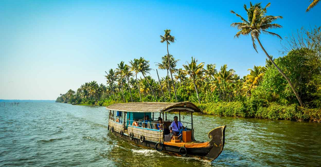 A country boat voyaging through Vembanad Lake. Photo: Shutterstock/niladrilovesphotography