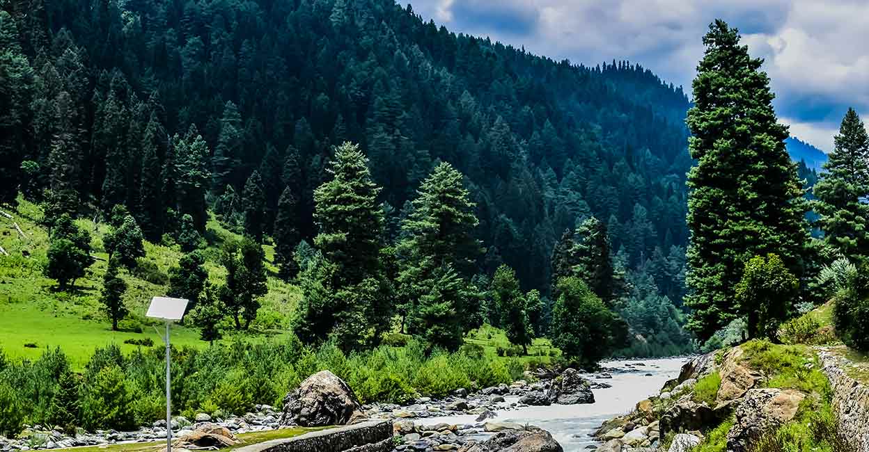 kashmir-3 Lidder river flowing through the beautiful mountains at Pahalgam, Kashmir. Photo: iStock/Sudip Jotshi