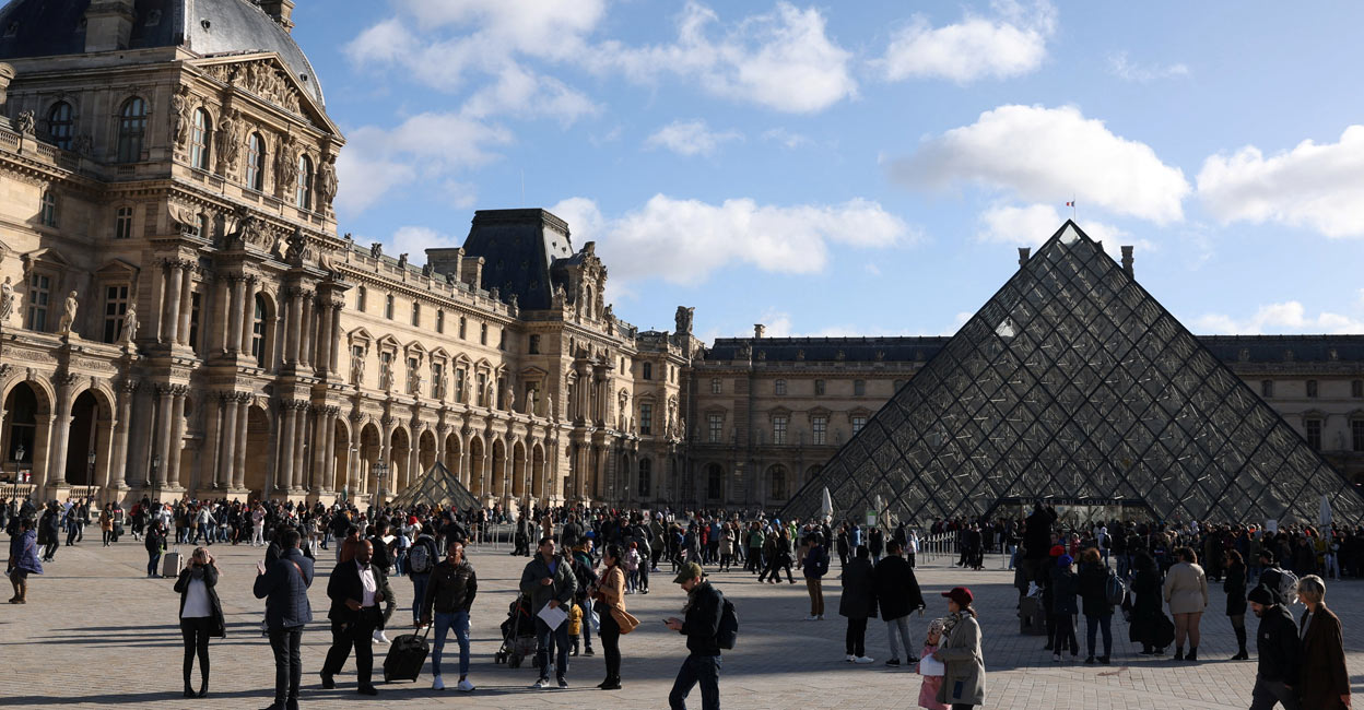 The Louvre, which houses the Mona Lisa, said in a statement on Friday that its entrance fee would go up in January to 22 euros ($23.70) from 17 euros. Photo: Reuters