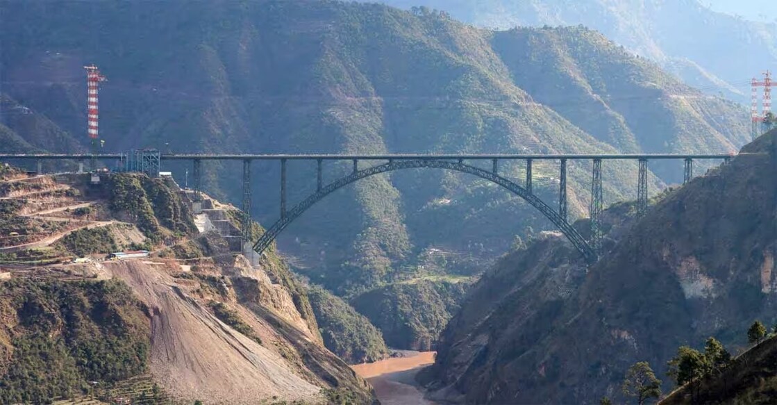 Chenab Bridge lies along the strategic Udhampur – Srinagar – Baramulla railway link project in Jammu and Kashmir. Photo: Konkan Railway Corporation Limited/commons.wikimedia
