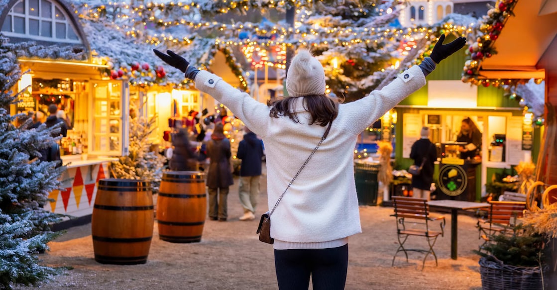 They are ideal destinations that can be included in the bucket list of those who prefer to travel safely and stress-free. In the picture, a woman can be seen enjoying the Christmas market in Copenhagen, Denmark. Photo:  Sven Hansche