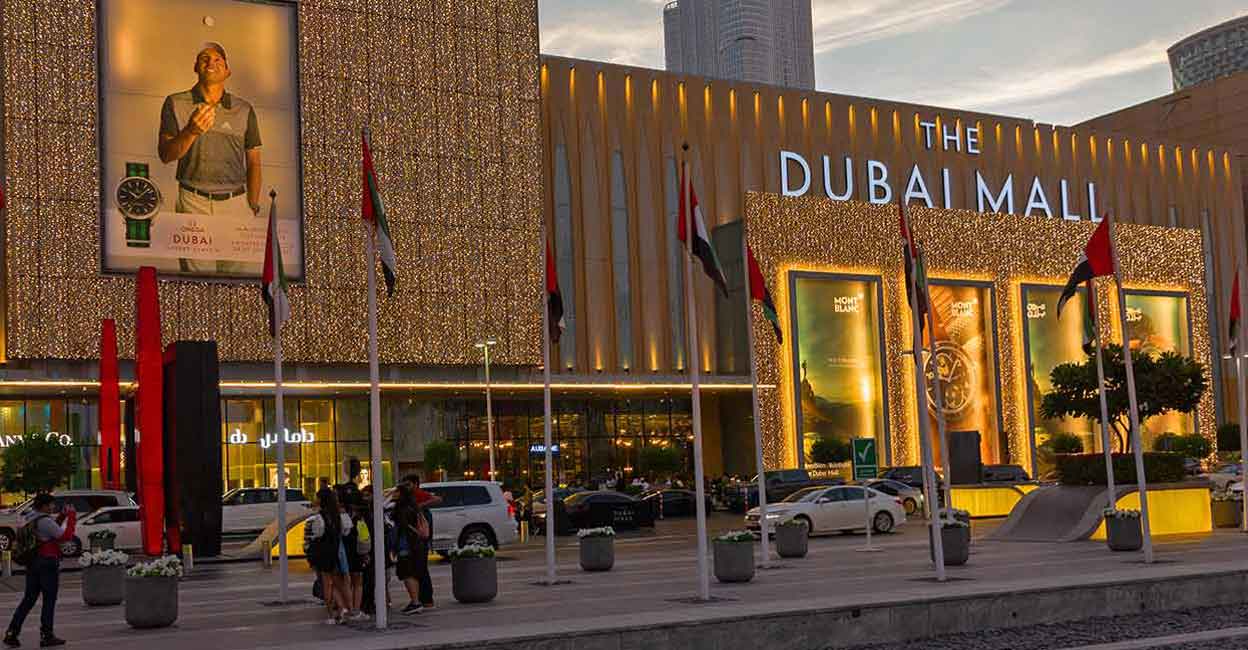 dubai-mall There are more than 1200 stores that sell high end luxury fashion brands, luxury jewelry, electronics and home appliances in Dubai Mall. Photo: iStock/Travel Faery