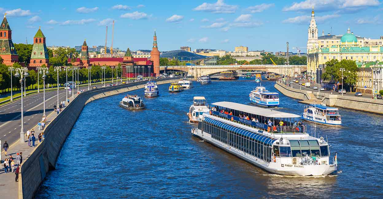 moscow-river Panorama of Moskva River and Kremlin Embankment, Moscow, Russia. View of tourist boats and ships on river. Photo: Shutterstock/Viacheslav Lopatin