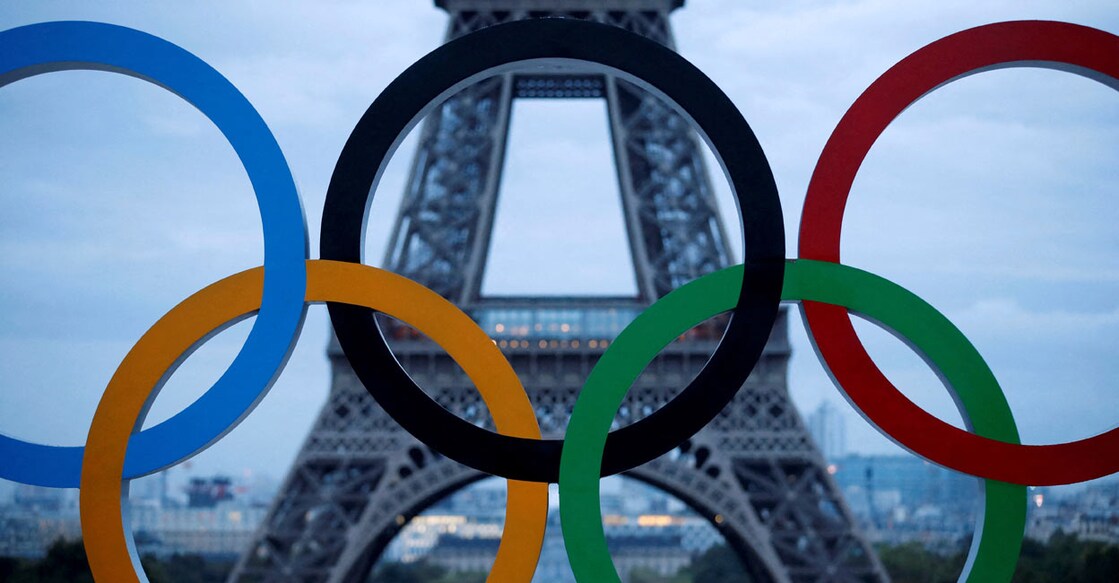 Olympic rings to celebrate the IOC official announcement that Paris won the 2024 Olympic bid are seen in front of the Eiffel Tower at the Trocadero Square in Paris, France, September 14, 2017. Photo: Reuters/Christian Hartmann