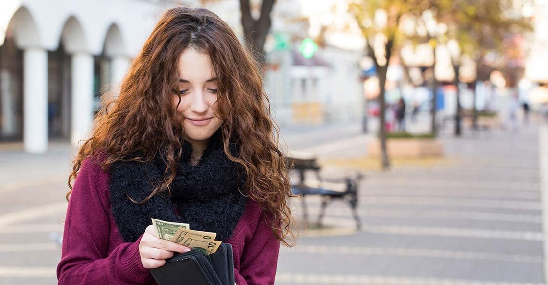 Even though there are restrictions for carrying cash, travellers are usually free to use digital transactions such as debit cards, credit cards and other electronic payment methods. Photo: iStock/dobok