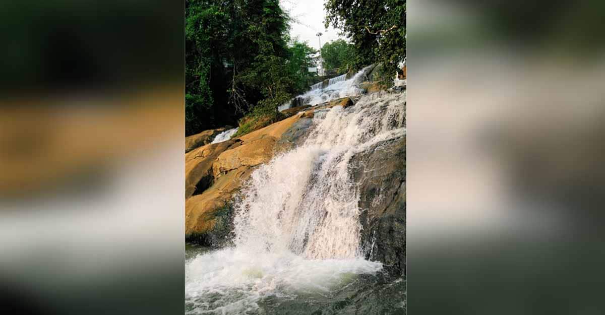 aruvikuzhy-waterfalls-1 aruvikuzhy-waterfalls-1