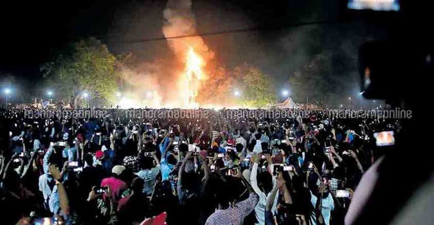 New Year dawns as Pappanji burnt at Kochi New Year dawns as Pappanji burnt at Kochi