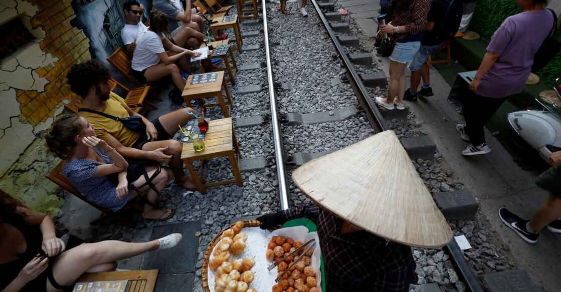 Off the rails: Hanoi closes trackside cafes thronged by selfie-seeking tourists Off the rails: Hanoi closes trackside cafes thronged by selfie-seeking tourists