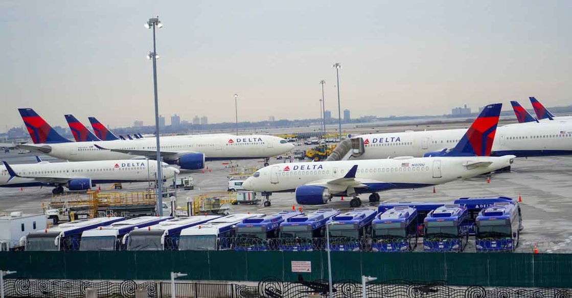Delta airplanes are seen at John F. Kennedy International Airport after airlines announced numerous flights were canceled during the spread of the Omicron coronavirus variant on Christmas Eve in Queens, New York City, US, December 24, 2021. Photo: Reuters/Dieu-Nalio Chery