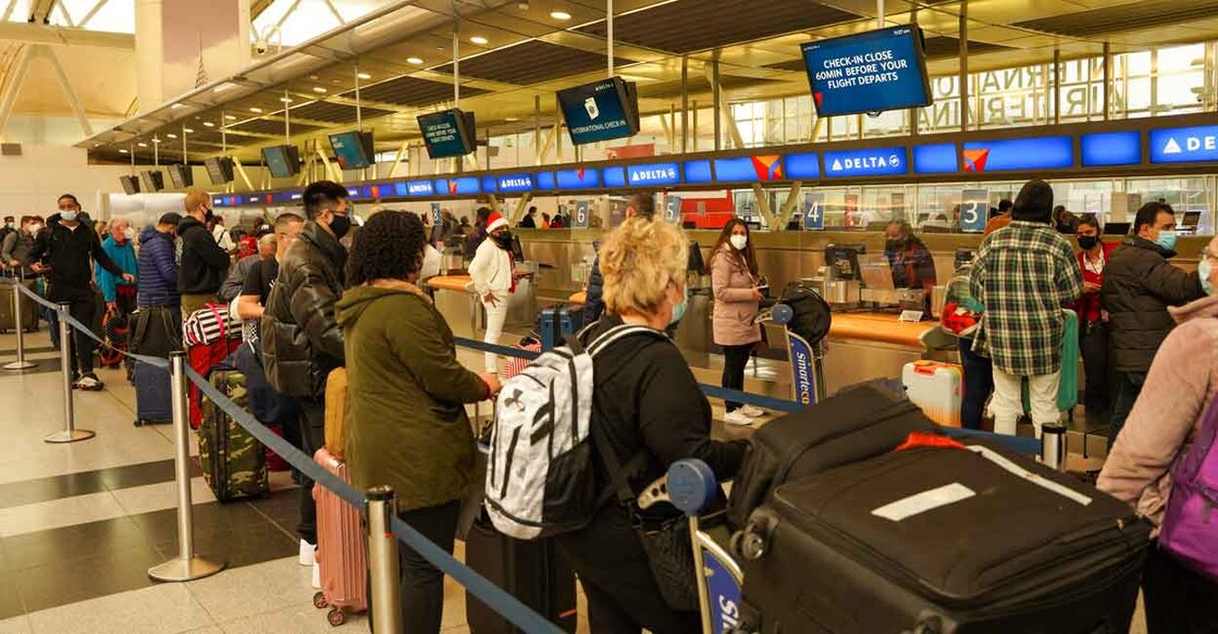Passengers line up at John F. Kennedy International Airport after airlines announced numerous flights were canceled during the spread of the Omicron coronavirus variant on Christmas Eve in Queens, New York City, US, December 24, 2021. Photo: Reuters/Dieu-Nalio Chery