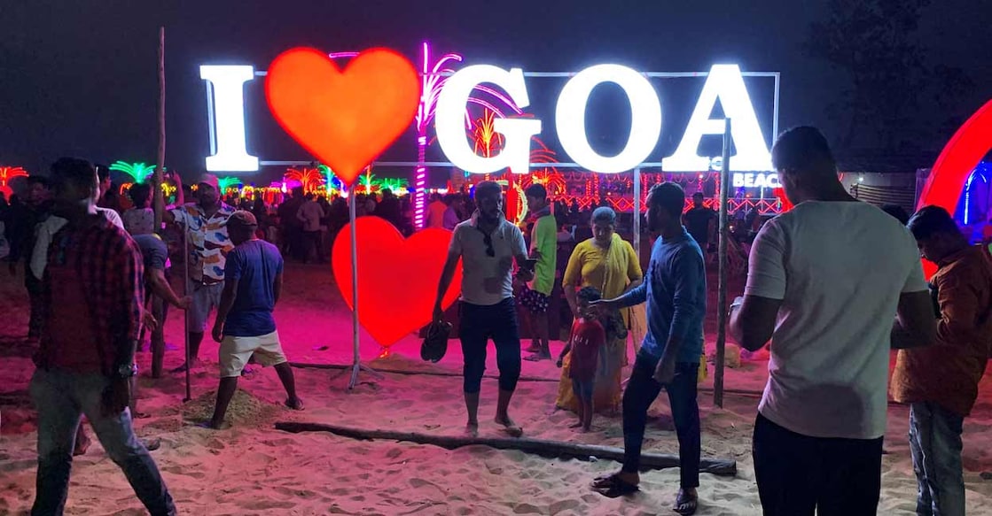 People visit Calangute Beach during the ongoing COVID-19 pandemic, in Goa, December 30, 2021.  Photo: REUTERS/Sunil Kataria