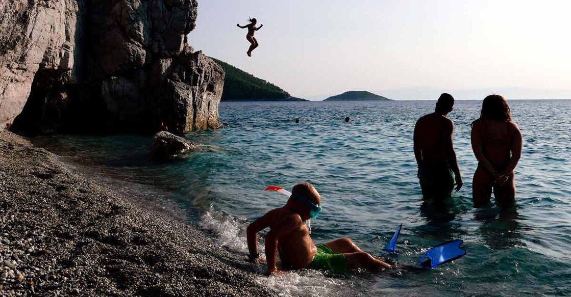 Greece to welcome vaccinated and COVID-negative tourists from May