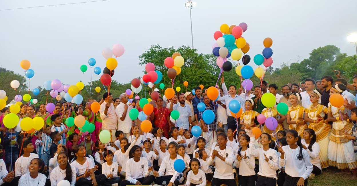 bekal-beach-festival-balloons District police chief Vaibhav Saxena and schoolchildren release balloons as part of the launch of the first Bekal International Beach Festival at Bekal. Photo: Special Arrangement